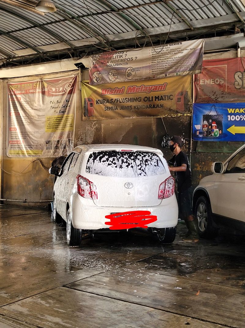 Mobil dilapisi busa saat dicuci di area wash Sinar Surya Auto Care Bojongsoang