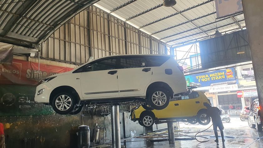 Mobil diangkat lift hidrolik saat dicuci di Sinar Surya Auto Care, Bojongsoang, Bandung