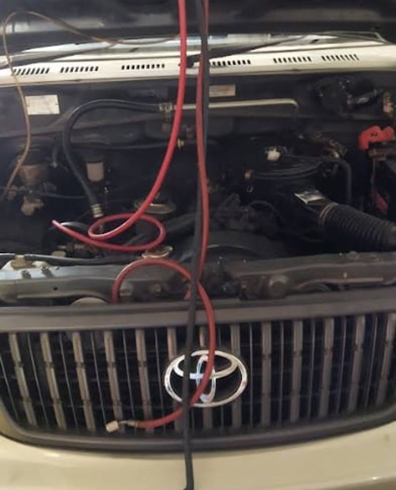 Mekanik memeriksa ruang mesin mobil Toyota di bengkel Sinar Surya Auto Care