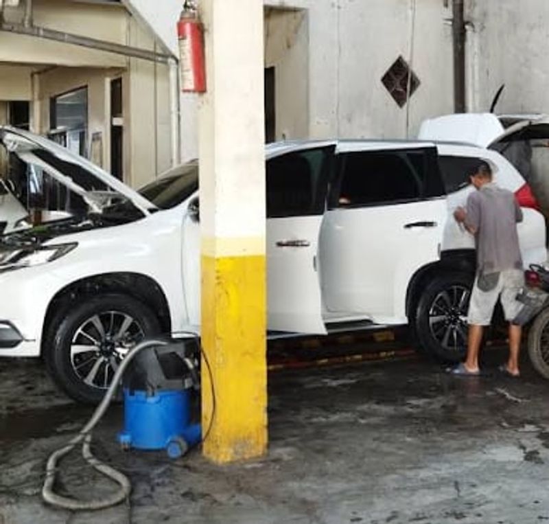 Mobil pelanggan diservis dan dibersihkan interiornya di Sinar Surya Auto Care